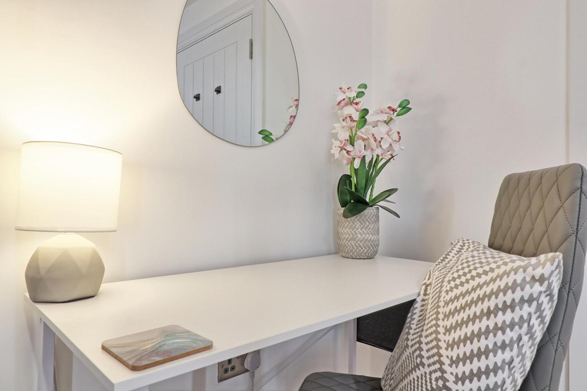 Writtle Massive 4 Bedroom Apartment With Parking In Gorgeous Countryside Location & Short Drive To Chelmsford City Centre Contractors Welcome Buitenkant foto