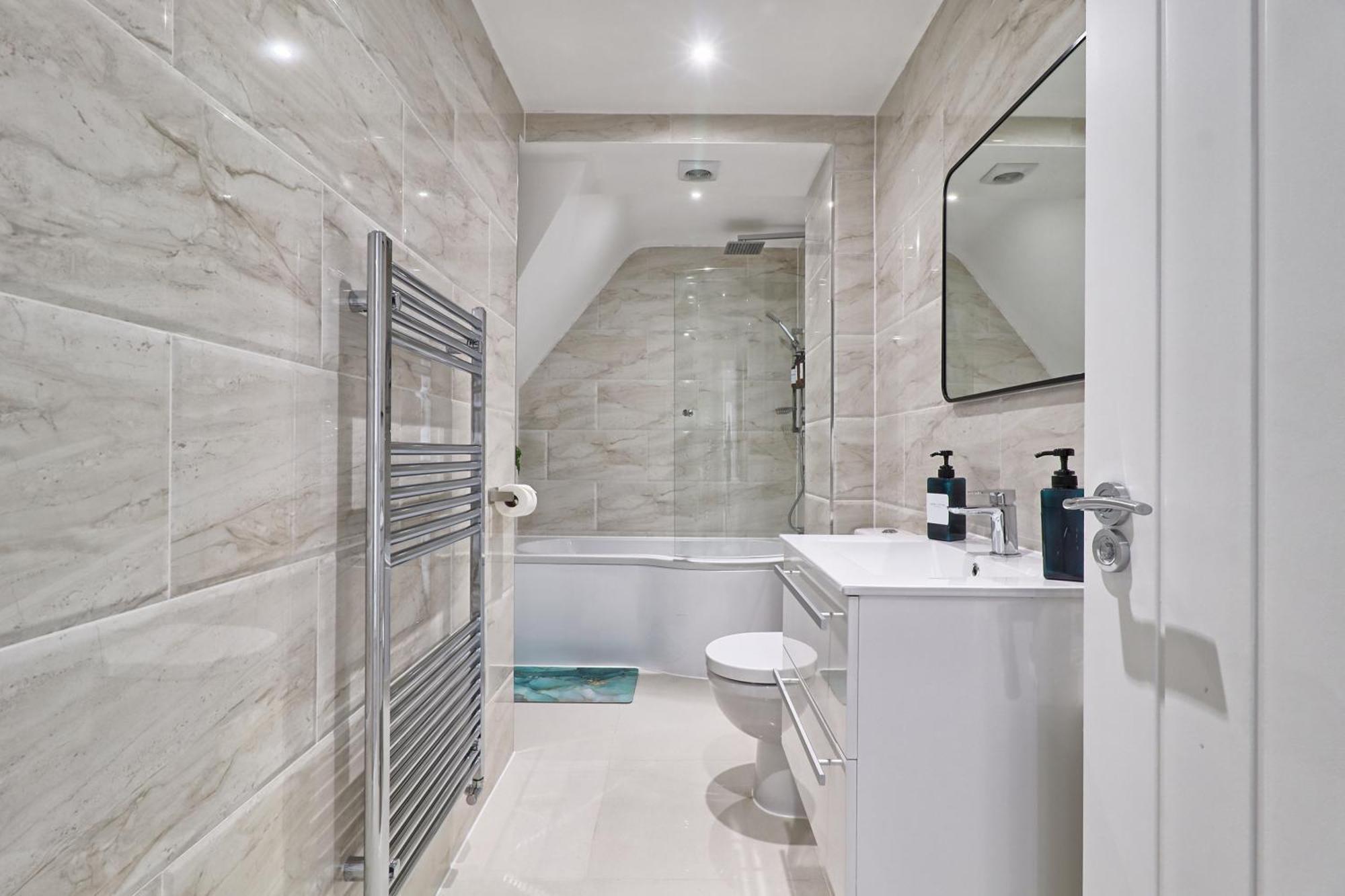 Writtle Massive 4 Bedroom Apartment With Parking In Gorgeous Countryside Location & Short Drive To Chelmsford City Centre Contractors Welcome Buitenkant foto
