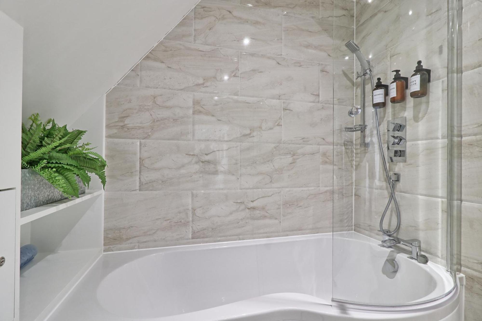 Writtle Massive 4 Bedroom Apartment With Parking In Gorgeous Countryside Location & Short Drive To Chelmsford City Centre Contractors Welcome Buitenkant foto